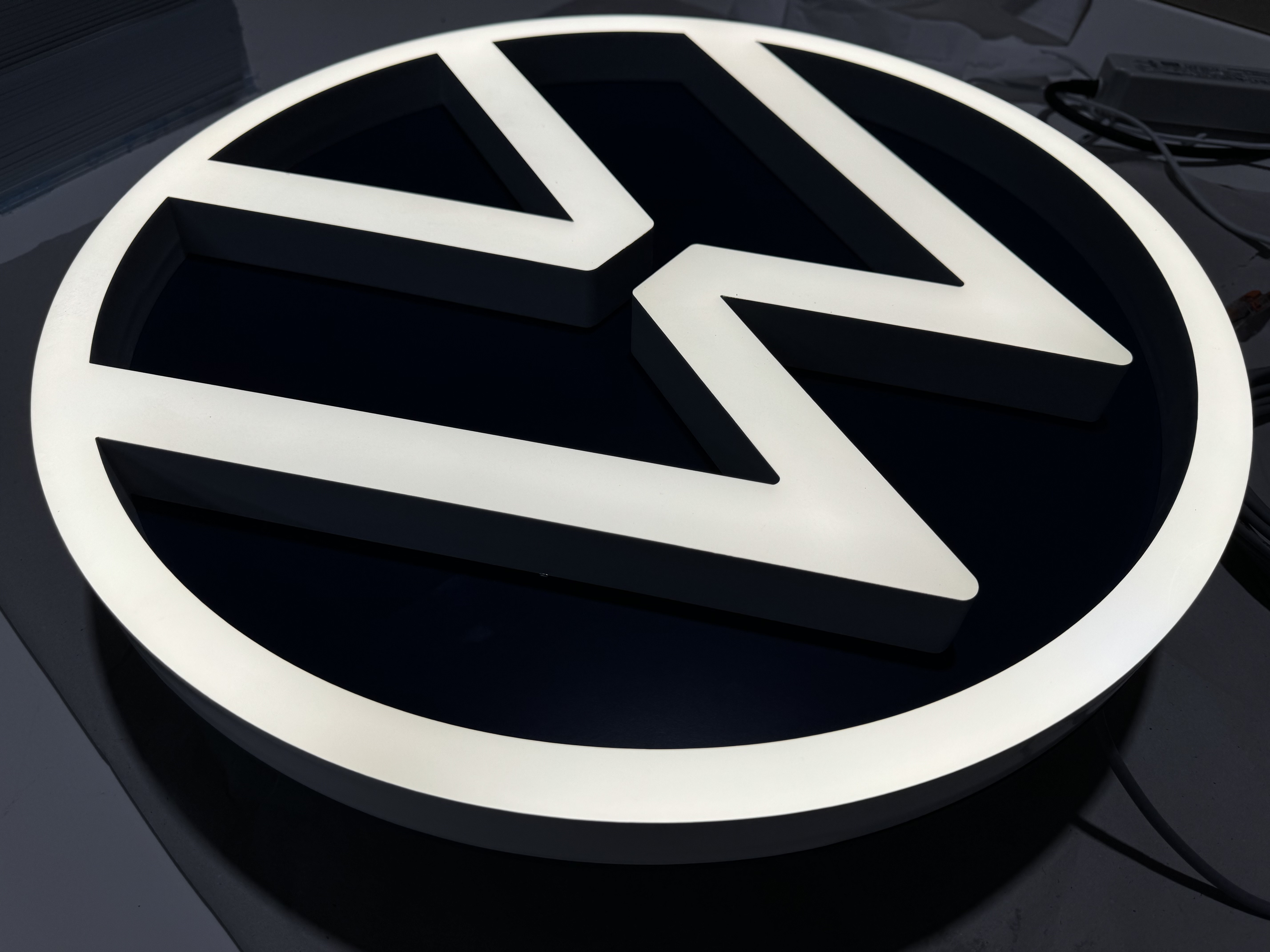 Hochwertiges Vollacryl-Leuchtlogo als VISUP Projekt