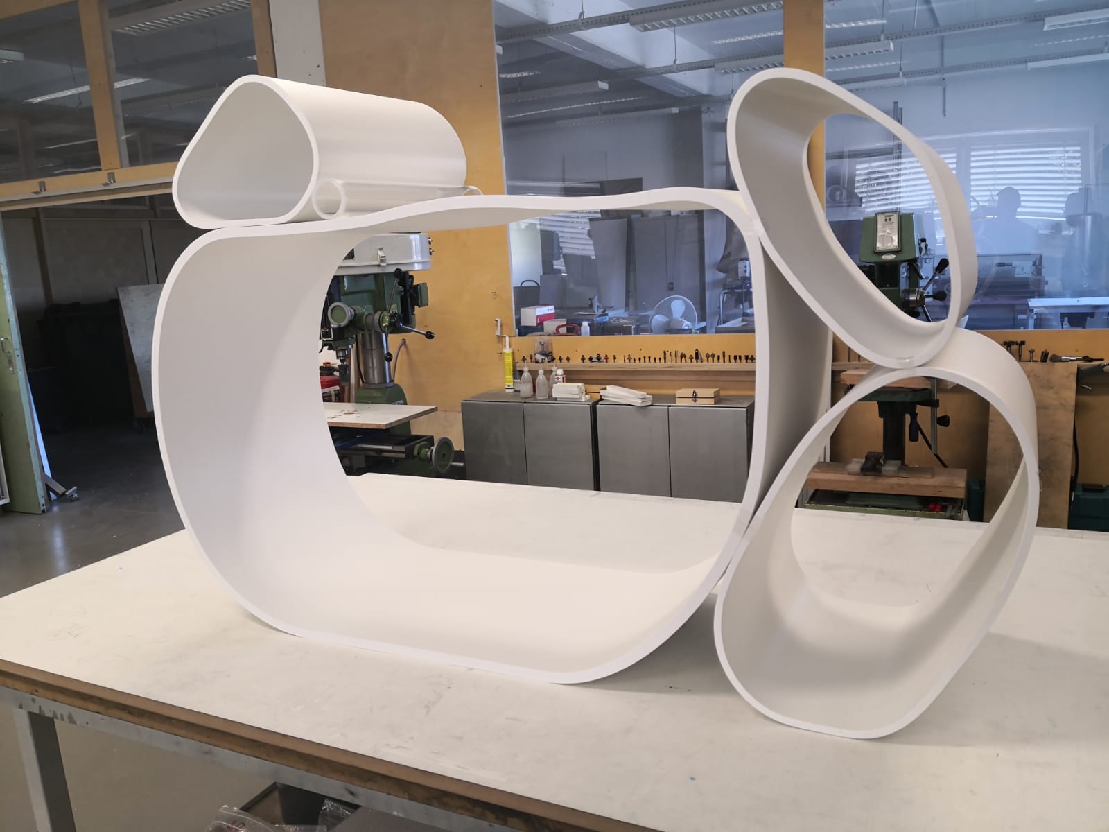 Weiße 3D-Sonderbauform in der VISUP Fertigung
