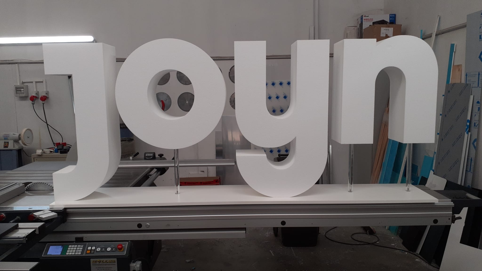 Große 3D-Buchstaben aus Styropor in der VISUP Werkstatt